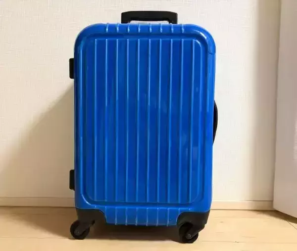 「スーツケースのタイヤに『イス脚ソックス』？　旅行帰りの汚れ対策で試した結果…」の画像