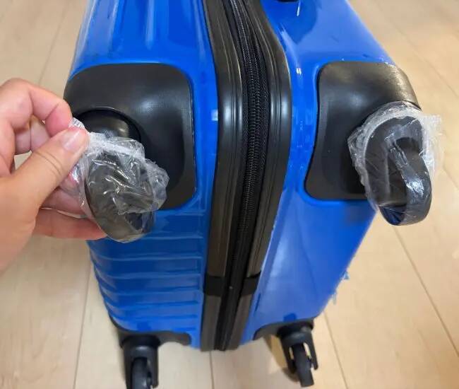 スーツケースのタイヤに『イス脚ソックス』？　旅行帰りの汚れ対策で試した結果…