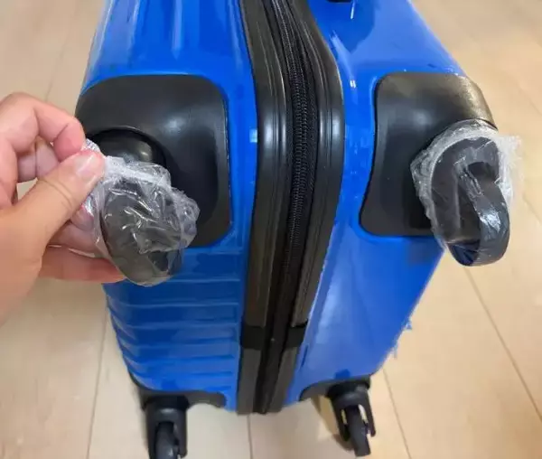 「スーツケースのタイヤに『イス脚ソックス』？　旅行帰りの汚れ対策で試した結果…」の画像