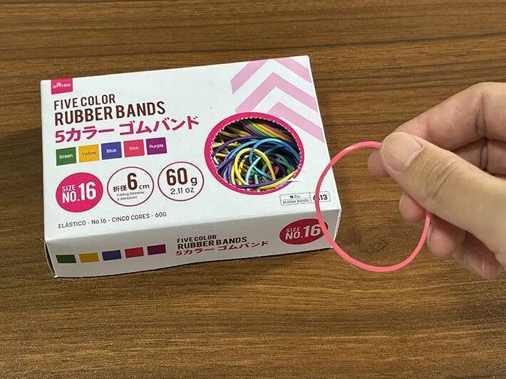 輪ゴム1本でドアの開閉が便利に！　両手がふさがった時に役立つ『5秒ワザ』