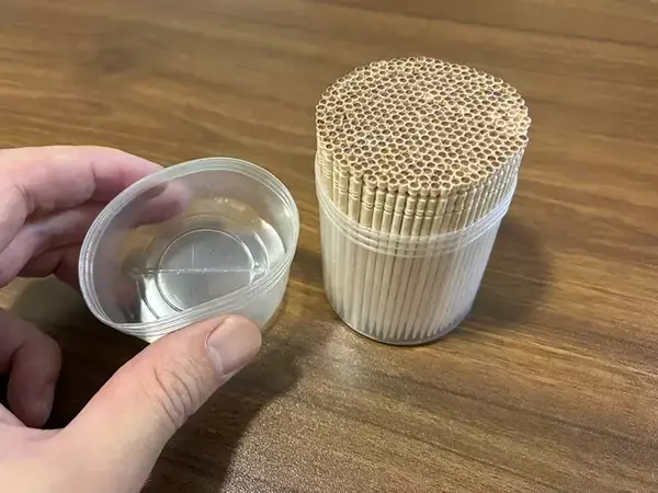 「つまようじ、もうバラバラになりません！　輪ゴム1本の便利な活用法が、こちら」の画像