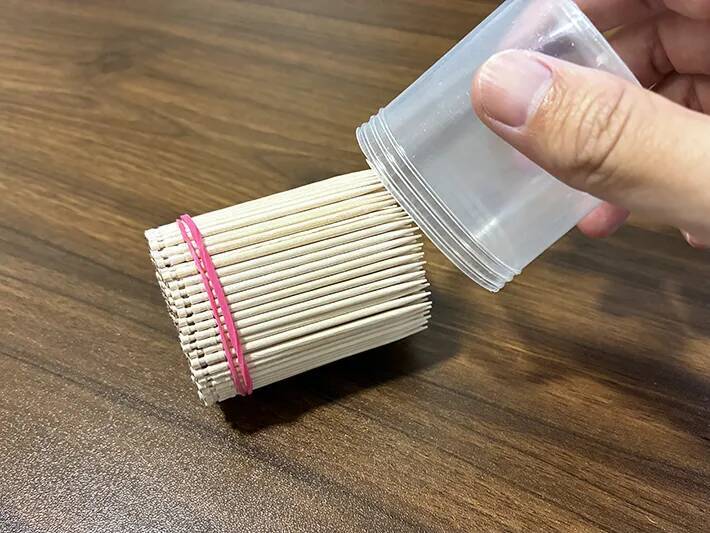 つまようじ、もうバラバラになりません！　輪ゴム1本の便利な活用法が、こちら