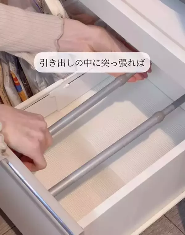 「突っ張り棒１本でゴミ袋収納が激変！　使い分けもラクになる方法に「これは便利」「やってみる」」の画像