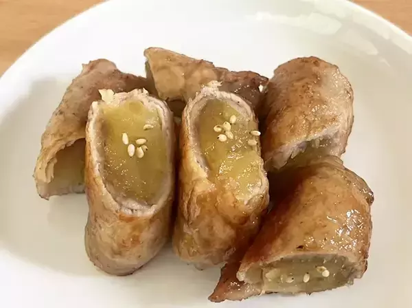 「【秋レシピ】スーパーの『焼き芋』が夕食の主役に！　冷めてもおいしい『肉巻き』レシピ」の画像