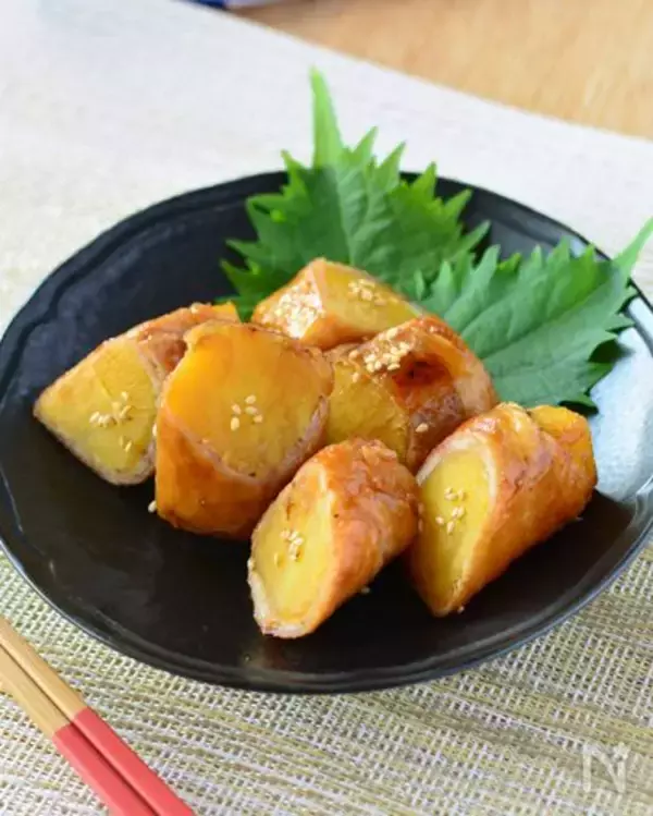 「【秋レシピ】スーパーの『焼き芋』が夕食の主役に！　冷めてもおいしい『肉巻き』レシピ」の画像