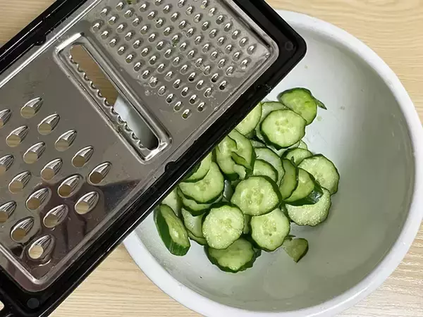 「キュウリに『大さじ1杯』かけてみて！　いつもと違う香ばしいサラダに「濃厚な味」【10分レシピ】」の画像