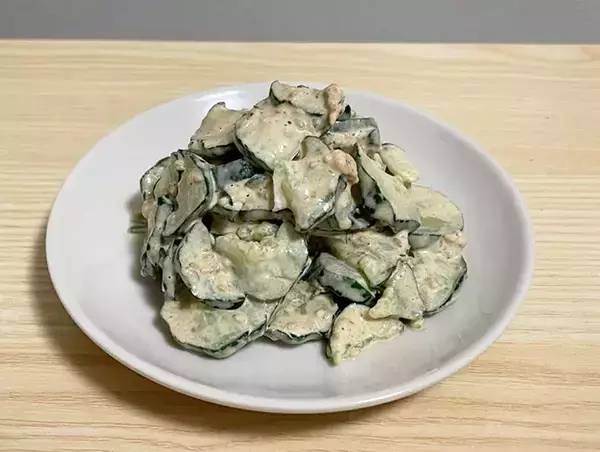 「キュウリに『大さじ1杯』かけてみて！　いつもと違う香ばしいサラダに「濃厚な味」【10分レシピ】」の画像