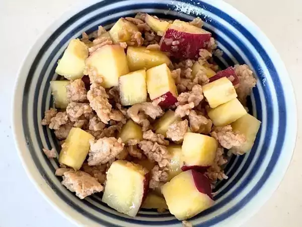 サツマイモとひき肉を炒めた『甘辛そぼろ』　食べた子供が「おかわり！」と大好評