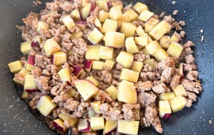 サツマイモとひき肉を炒めた『甘辛そぼろ』　食べた子供が「おかわり！」と大好評