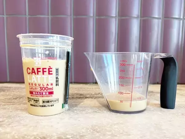 「コンビニのカフェラテが大変身！　余りがちな粉を入れたらお店で出してもバレなくない！？」の画像