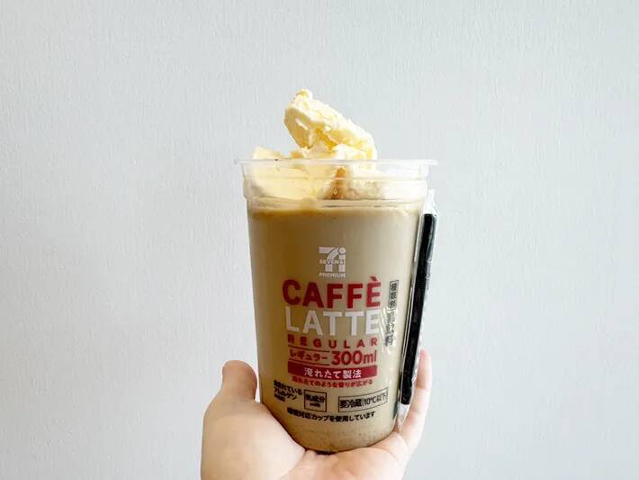 コンビニのカフェラテが大変身！　余りがちな粉を入れたらお店で出してもバレなくない！？