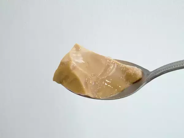 「コンビニのカフェラテが大変身！　余りがちな粉を入れたらお店で出してもバレなくない！？」の画像