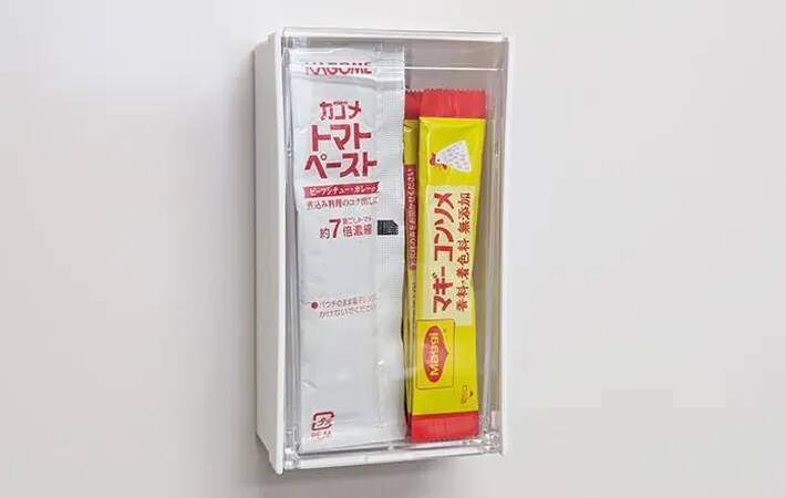 冷蔵庫にペタッとつけて調味料を収納　ダイソーで買った『ケース』が「使い勝手抜群！」
