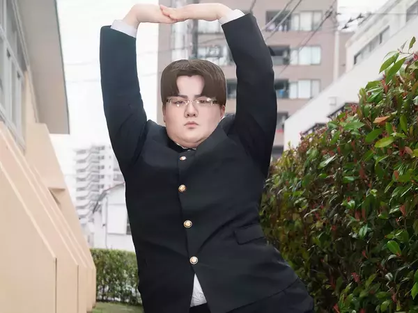 『ダンダダン』のコスプレ、再現度が高すぎる！　「あれ？液晶画面から出てきた？」