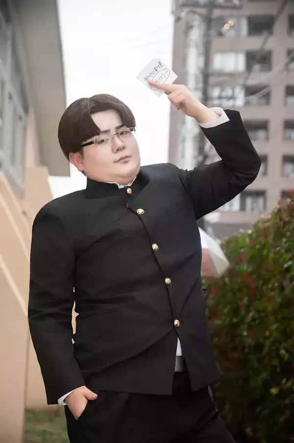 「『ダンダダン』のコスプレ、再現度が高すぎる！　「あれ？液晶画面から出てきた？」」の画像