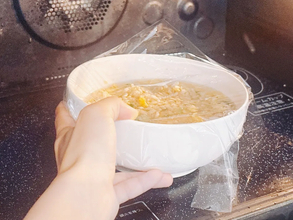 冷凍チャーハン、水を入れて温めて…？　できたものに「満足感ばっちり」「夜食にぴったり」