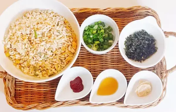 「冷凍チャーハン、水を入れて温めて…？　できたものに「満足感ばっちり」「夜食にぴったり」」の画像