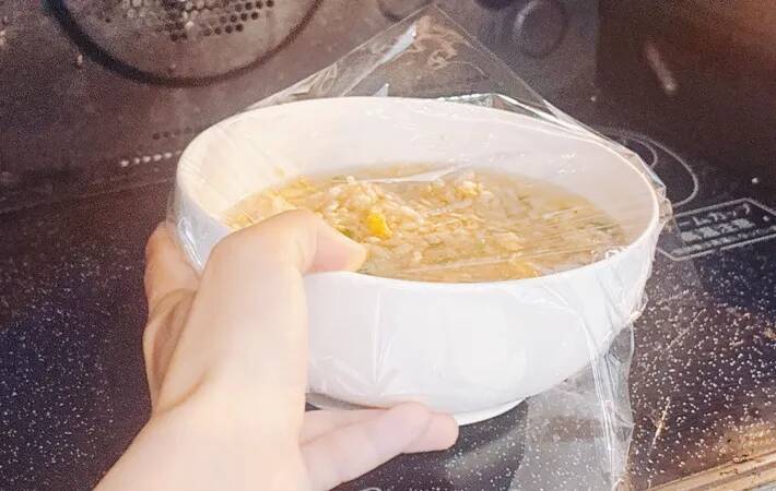 冷凍チャーハン、水を入れて温めて…？　できたものに「満足感ばっちり」「夜食にぴったり」