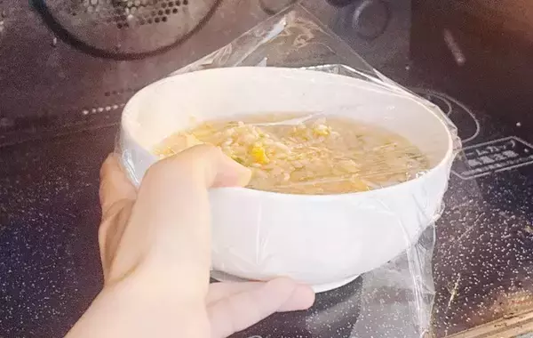 「冷凍チャーハン、水を入れて温めて…？　できたものに「満足感ばっちり」「夜食にぴったり」」の画像