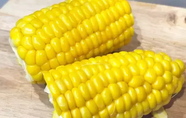 「トウモロコシ、茹でない方が好きかも！　10分で「甘くてジューシーに仕上がる」方法」の画像