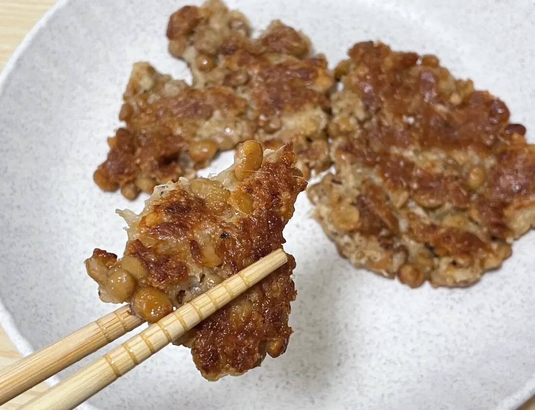 余った『粉チーズ』×納豆　混ぜて焼いてみると…カリカリ食感の一品に？