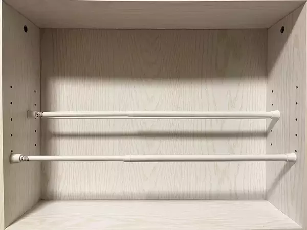 「本棚につっぱり棒を『縦向き』に設置　収納に役立つアイディアが「安定感抜群」」の画像