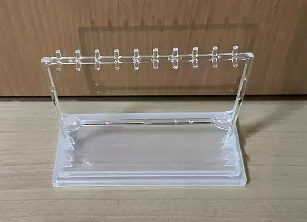 「アクセサリー収納の正解を見つけた！　100均のケースの『じゃない使い方』に「思ったよりもおしゃれ」」の画像