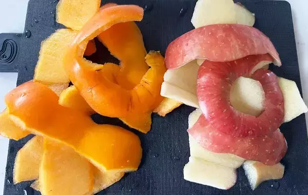 「リンゴとミカンの皮を水に浸すと…　半日後の結果に「一気に飲んだ」「子供もゴクゴク」」の画像