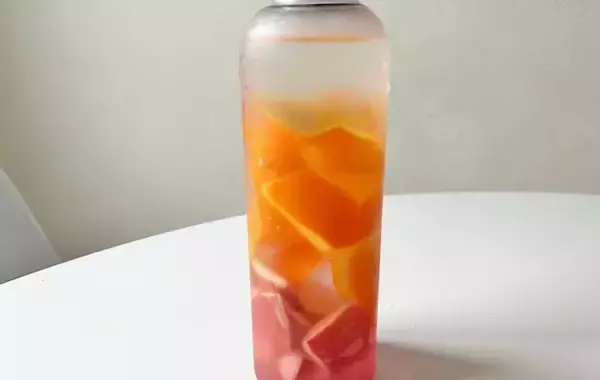 「リンゴとミカンの皮を水に浸すと…　半日後の結果に「一気に飲んだ」「子供もゴクゴク」」の画像