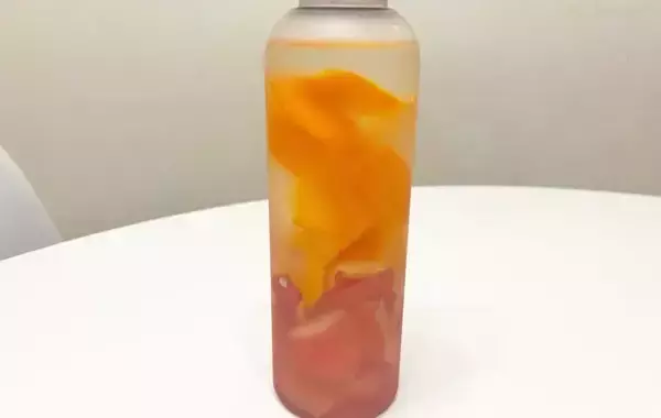 「リンゴとミカンの皮を水に浸すと…　半日後の結果に「一気に飲んだ」「子供もゴクゴク」」の画像