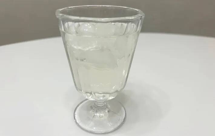 リンゴとミカンの皮を水に浸すと…　半日後の結果に「一気に飲んだ」「子供もゴクゴク」