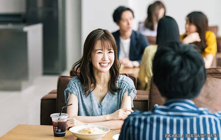 フードコートの席取り、何を置く？　弁護士がすすめる『置くならこれ』