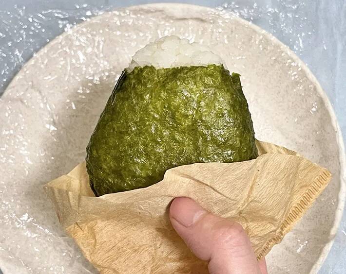 開けた瞬間「あ、違う」　ラップに包んだおにぎりが『ベチャつかない』アイディアとは