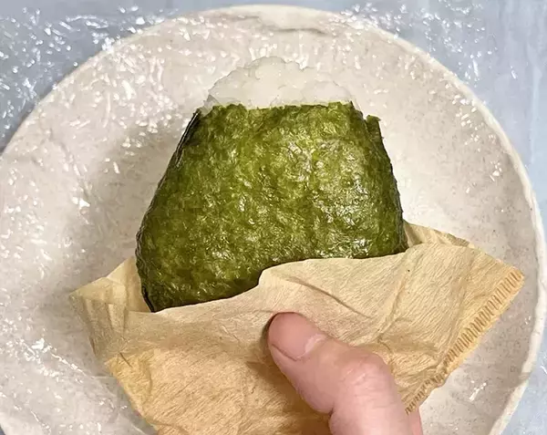 「開けた瞬間「あ、違う」　ラップに包んだおにぎりが『ベチャつかない』アイディアとは」の画像