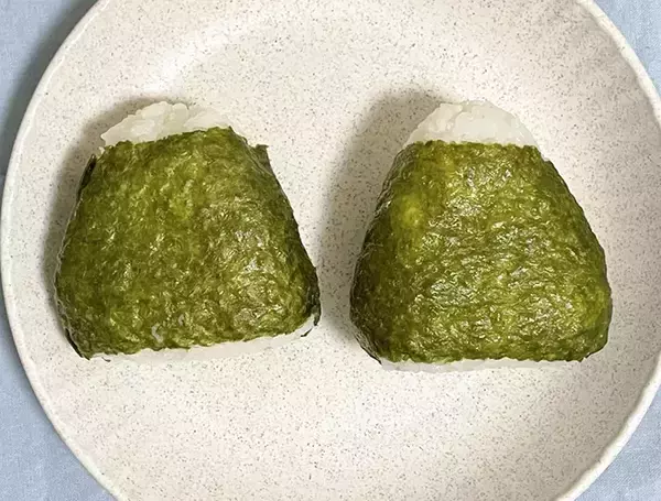 「開けた瞬間「あ、違う」　ラップに包んだおにぎりが『ベチャつかない』アイディアとは」の画像