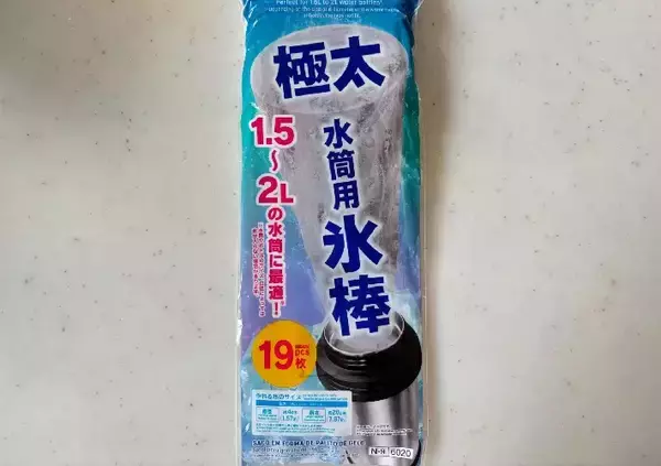 「ダイソー『水筒用氷棒』にキュウリを入れて…　意外な使い道に「1本ピッタリ」「手も汚れない」」の画像