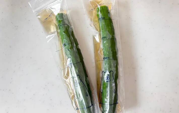 ダイソー『水筒用氷棒』にキュウリを入れて…　意外な使い道に「1本ピッタリ」「手も汚れない」