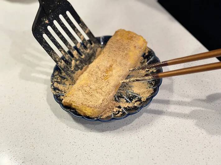 玉子焼きがマンネリ化したら…？　表面に『香ばしい粉』をまぶす意外なレシピに「手が止まらない」「弁当にもいい」