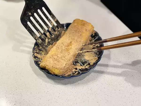 「玉子焼きがマンネリ化したら…？　表面に『香ばしい粉』をまぶす意外なレシピに「手が止まらない」「弁当にもいい」」の画像