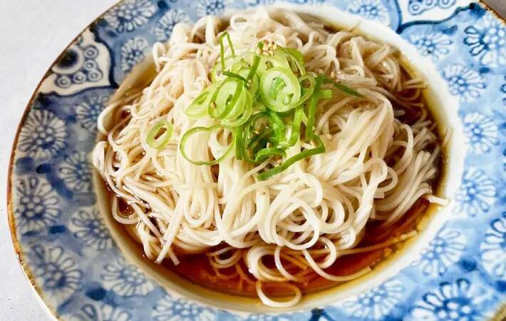 そうめんに『大さじ2杯』かけてみて！　めんつゆじゃない食べ方に「一味違って好きかも」【10分レシピ】
