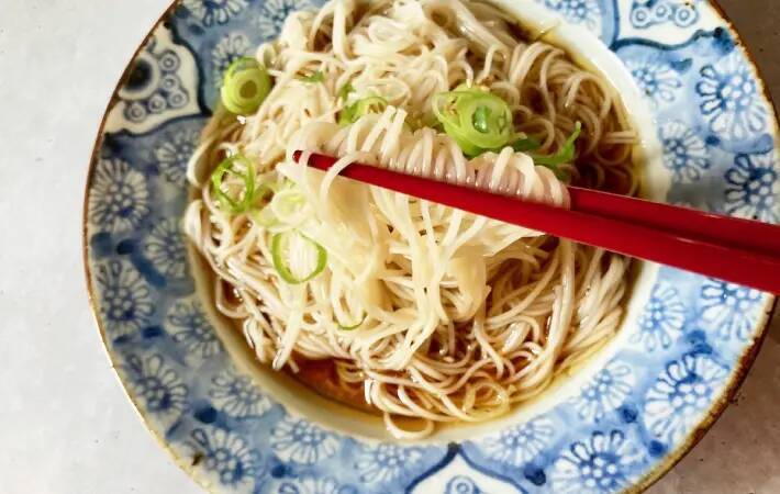 そうめんに『大さじ2杯』かけてみて！　めんつゆじゃない食べ方に「一味違って好きかも」【10分レシピ】