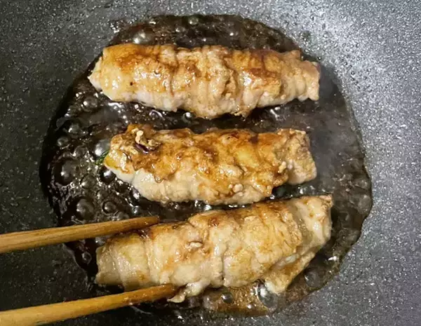 「肉巻きの中に入れたのは？　意外と見ないレシピに「ペロリと完食」「シャキシャキ食感」」の画像