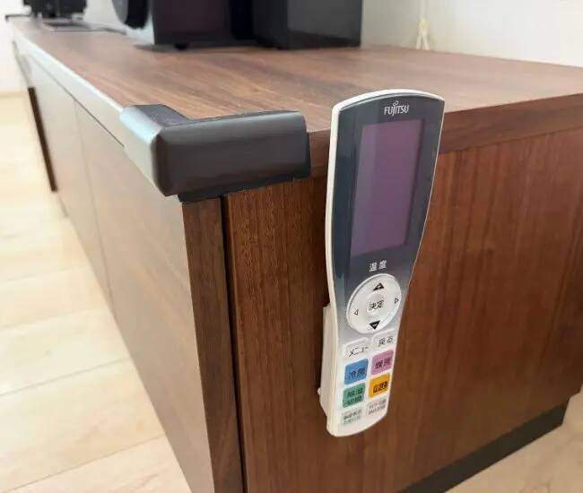 リモコンを「あえて浮かせる」と…　家族が絶賛した収納テクニック