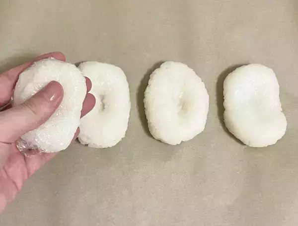 「余ったご飯が大活躍！　揉んでトースターで3分焼いたら…」の画像