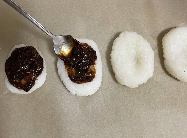 余ったご飯が大活躍！　揉んでトースターで3分焼いたら…