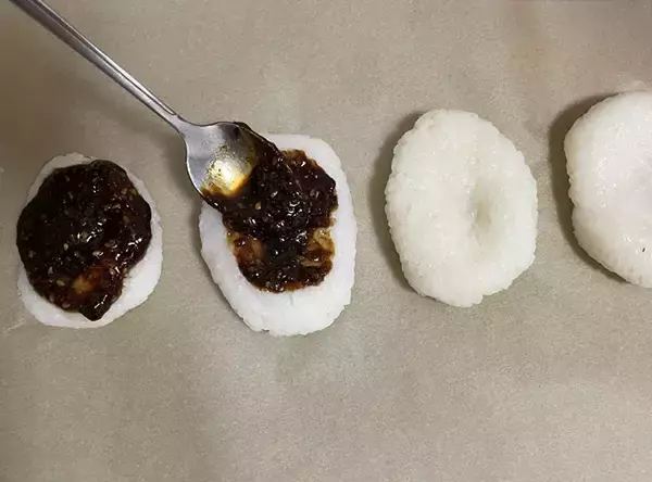 「余ったご飯が大活躍！　揉んでトースターで3分焼いたら…」の画像