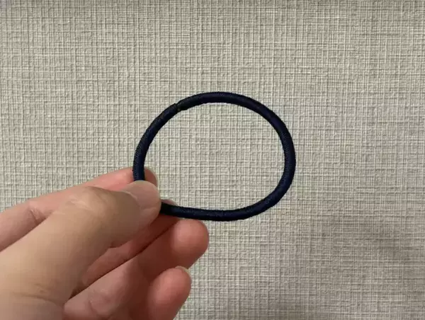 「ボタンに『ヘアゴム1本』を引っ掛けて…　ズボンのウエストを簡単に調整する裏ワザが、こちら」の画像