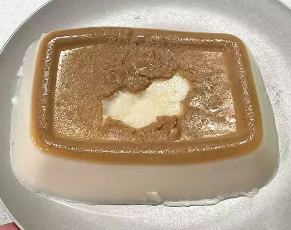 「材料4つ、レンチン後に冷やすだけ！　完成したスイーツに「プルプルだー！」「一口で2度おいしい」」の画像