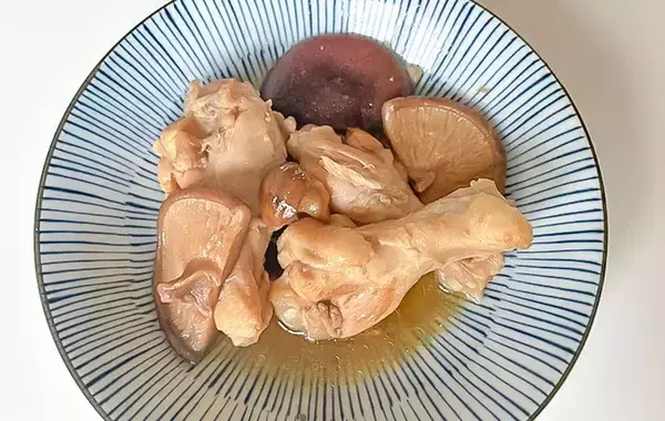 「鶏手羽と一緒に煮込んだのは…？　子供が大喜びした『秋の味覚』堪能レシピ」の画像