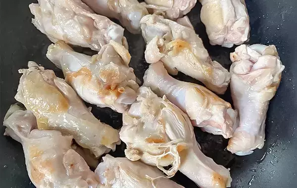 「鶏手羽と一緒に煮込んだのは…？　子供が大喜びした『秋の味覚』堪能レシピ」の画像